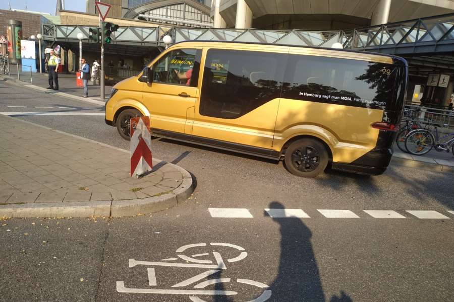 Alltag in Hamburg: Die auffälligen goldenen MOIA-Vans vom Typ VW e-Crafter haben sich in kürzester Zeit im Straßenbild etabliert. | Foto: J. Reichel