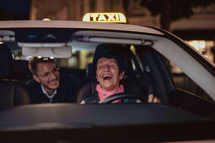 mytaxi nimmt bei seinen Marketing-Aktivitäten ganz klar Taxifahrer und –fahrerinnen ins Visier. (Foto: mytaxi