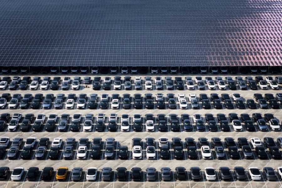 Elektrikli araçlar giderek güç kazanıyor, özellikle Çin'de BEV'ler hızla artıyor. Görüntüde: Changan Auto'nun satış merkezindeki yeni arabalar. | Fotoğraf: dpa/Uncredited/ChinatopixAP