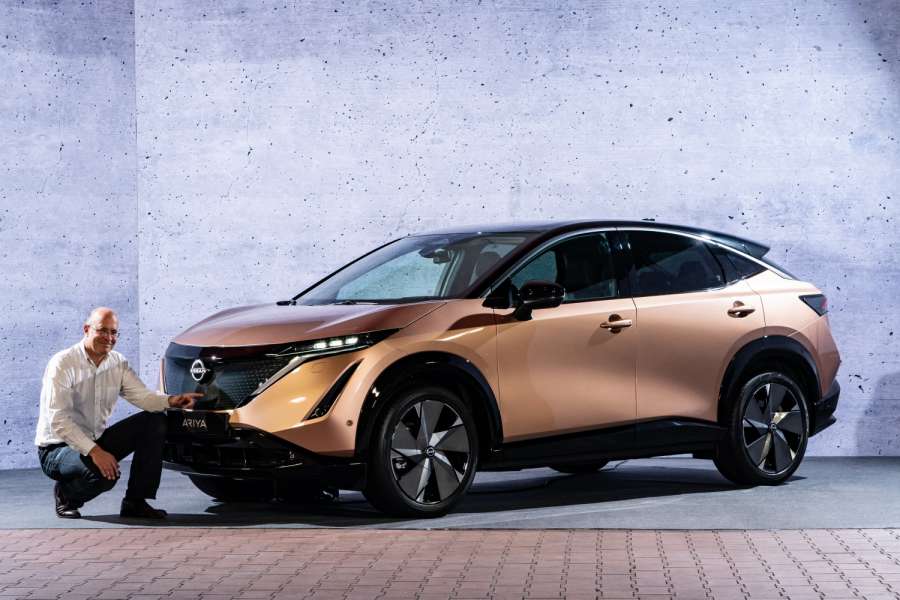 Im Stand beleuchtetes Nissan Zeichen und ein Grill-Muster in der japanischen Kumiko-Tradition: Das ist ein komplexes geometrisches Muster, aus dem ein Holzgitter entsteht. | Foto: Wolfgang Groeger-Meier 