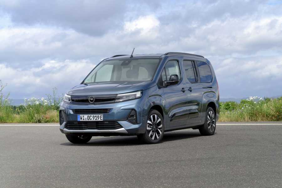 Neues Gesicht, bekannter "Kasten" - Stellantis hat die Hochdach-Kombis überarbeitet und dem Opel das neue "Vizor"-Gesicht spendiert.| Foto: Opel