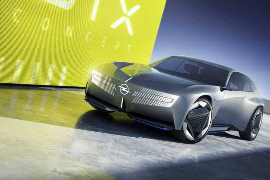 Kantlı ön, dik arka: Opel STX Konsepti ile kombinin geleceğini gösteriyor. | Fotoğraf: Opel