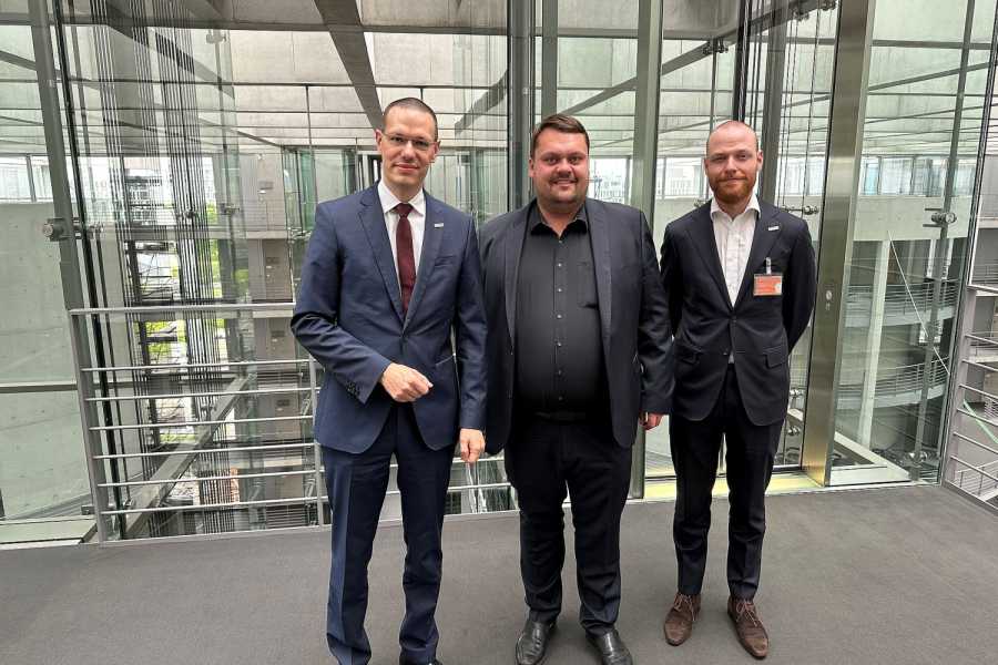 Michael Oppermann (li.) und Floris Cooijmans (re.) vom BVTM treffen Martin Körber, der nun für den öffentlichen Nahverkehr zuständig ist.| Foto: BVTM