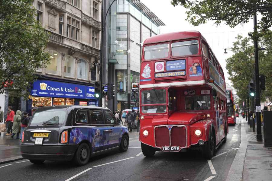 Schwarze Taxis und Busse fahren auf der Oxford Street, während die Vorbereitungen für die Umwandlung der Einkaufsstraße in eine Fußgängerzone laufen.| Foto: Maja Smiejkowska-dpa