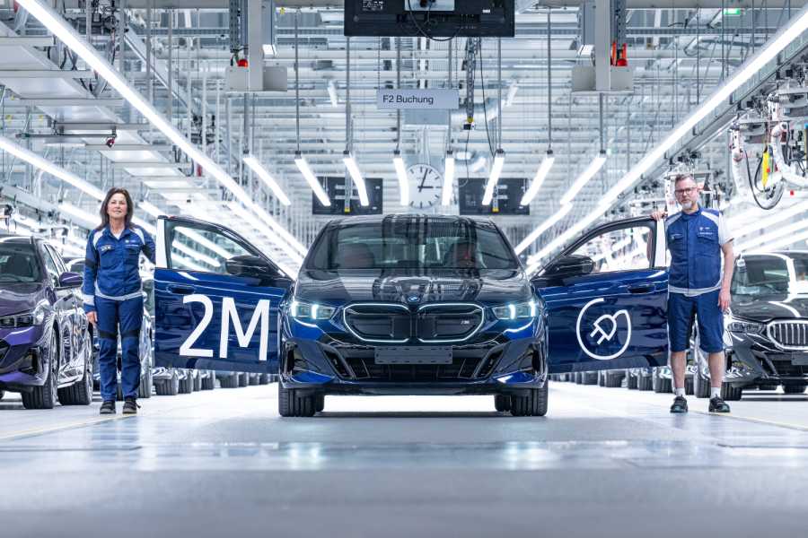 Das zweimillionste vollelektrische Fahrzeug der BMW Group ist eine BMW i5 M60 xDrive Limousine in Tansanitblau, gefertigt im Werk Dingolfing. | Foto: BMW Group