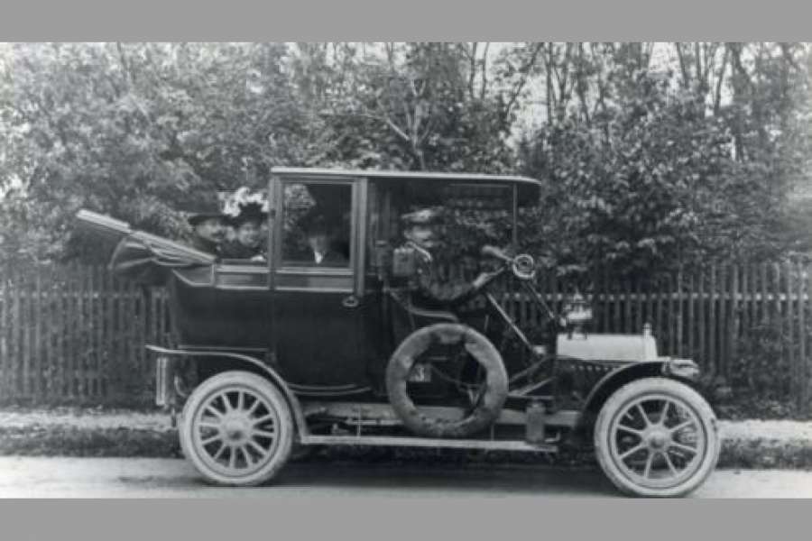 Wer sich um 1910 vom Lohnkutscher Kreuzer fahren ließ, war durchaus an der frischen Luft. (Foto: Pasinger Archiv) 