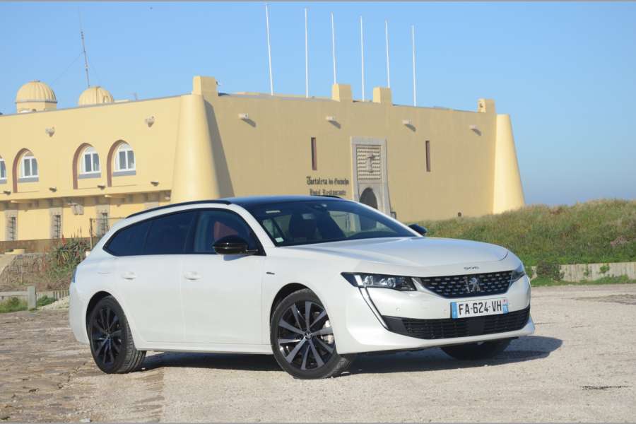 Der Peugeot 508 SW hat serienmäßig Voll-LED-Scheinwerfer. (Foto: Dietmar Fund)