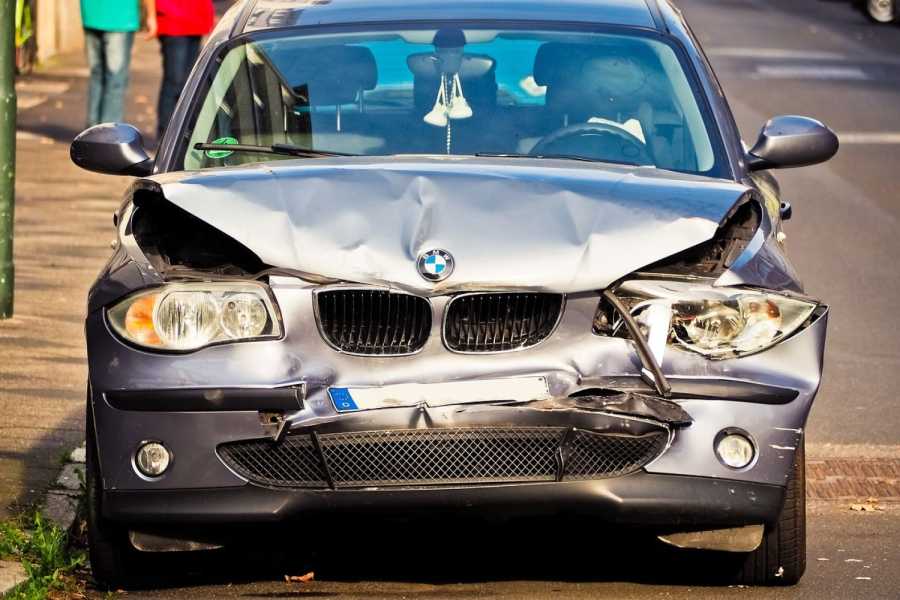 Nach einem Unfall in einem Kreisverkehr ergriff der Fahrer die Flucht.| Foto: Symbolbild/pixabay-652234