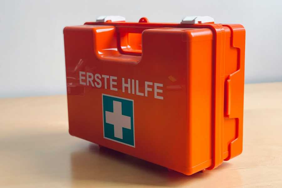 Ein unvollständiger oder abgelaufener Verbandskasten kann ein Verwarngeld von bis zu zehn Euro nach sich ziehen. Auch bei der Hauptuntersuchung wird die Vollständigkeit geprüft.| Foto: Ploegerson-unsplash