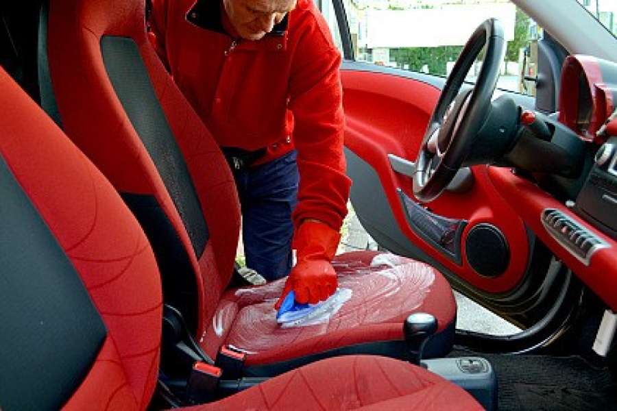 Grundsätzlich raten die GTÜ-Experten dazu, bei jeglichen Verschmutzungen von Polsterstoffen im Auto schnellstmöglich eine Reinigung zu versuchen. (Foto: photomax71/Fotolia)  