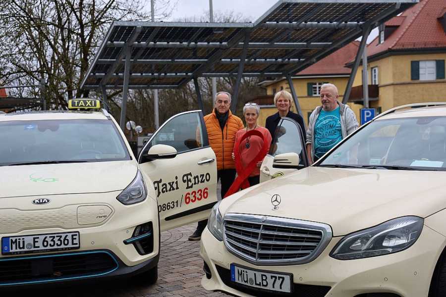 ¬¬Herzenssache auf vier Rädern: Mühldorfer Taxiunternehmen unterstützen die Aktion „Fasching feiern – aber sicher“ und verteilen gemeinsam mit dem Gesundheitsamt Kondome und Infomaterial an Fahrgäste. (Foto: Pressestelle Landratsamt Mühldorf a. Inn)