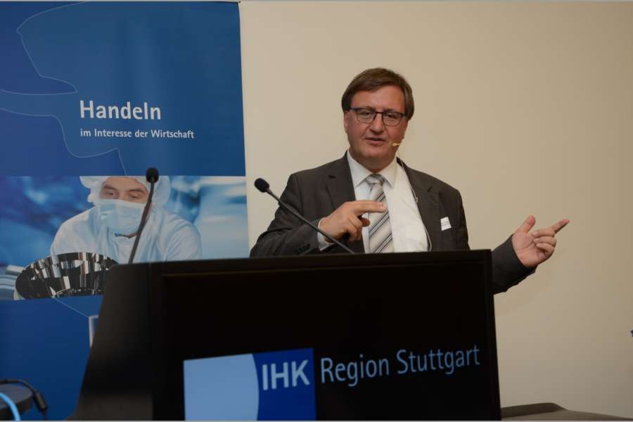 Prof. Dr. Frank Fichert moderierte geschickt und hakte bei allen Diskutanten ordentlich nach. (Foto: Dietmar Fund)