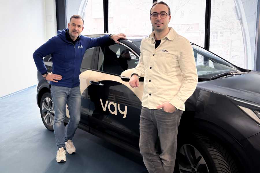 Michael Barillère-Scholz von ioki und Fabrizio Scelsi von Vay wollen künftig gemeinsam Fahrzeuge mit Telefahr-Technologie für On-Demand-Services auf die Straße bringen. (Foto: Vay)