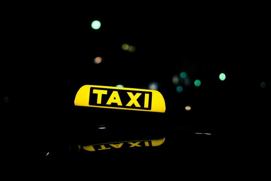 Nach über 100 Kilometern Fahrt im Taxi wollte - oder konnte - ein Fahrgast die Rechnung nicht zahlen. Leider kein Einzelfall.| Foto: Ralf_Knufler_unsplash