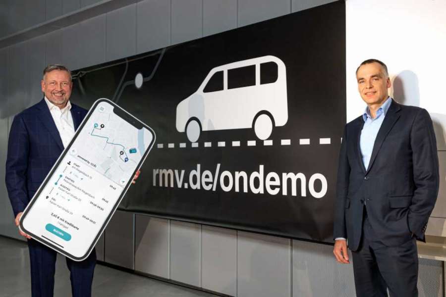 RMV-Geschäftsführer Prof. Knut Ringat (l.) und Berthold Huber, DB-Vorstand Personenverkehr bei der Vorstellung des On-Demand-Projekts Ende vergangenen Jahres. (Foto: RMV/Arne Landwehr)