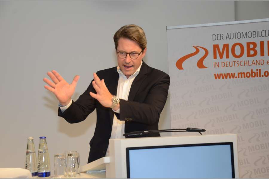 Bundesverkehrsminister Andreas Scheuer sprach viel über den Abgas-Kompromiss und wenig über Zukunftskonzepte. (Foto: Dietmar Fund)