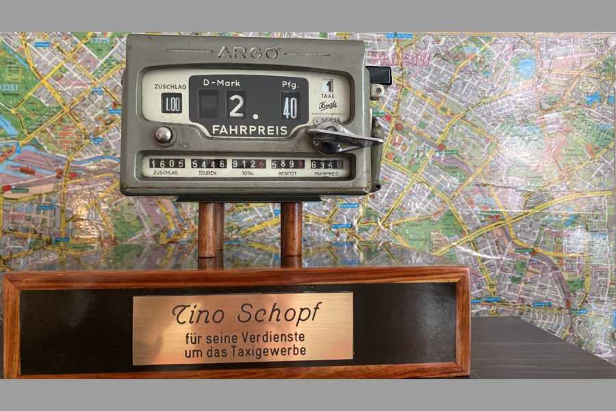 Aus einem alten Taxameter wurde mit viel Kreativität der Ehrenpreis für Tino Schopf.| Foto: Taxi-Innung Berlin