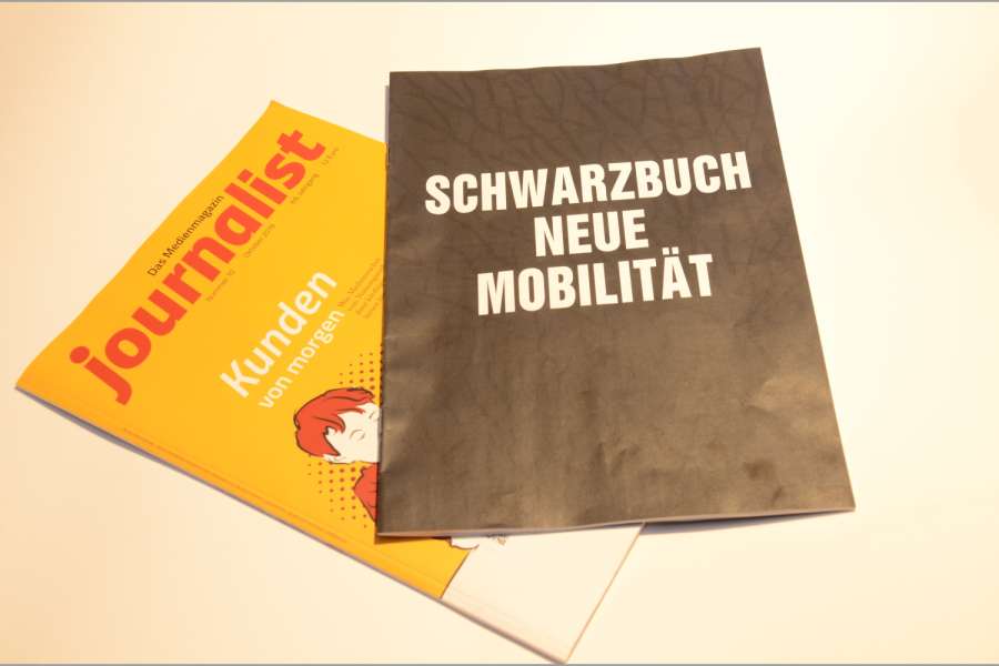 Dieses „Schwarzbuch Neue Mobilität“ haben nicht nur die Empfänger der Zeitschrift „journalist“ erhalten. (Foto: Dietmar Fund)