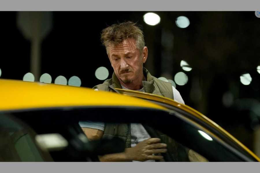 Sean Penn spielt den etwas verschrobenen Taxi Fahrer, der durchs nächtliche New York fährt.| Foto: DPA Images