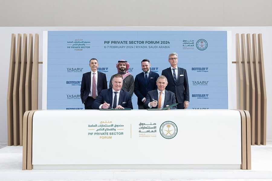 Im Februar 2024 unterzeichneten Benteler und Tasaru in Riad eine Vereinbarung über die künftige Partnerschaft. Hinten (v. li.): Joseph Kirikian (Chief Investment Officer Tasaru), Muhammad AlShiha (Deputy Chairman Board of Directors Tasaru), Dr. Tobias Braun (Chief Financial Officer Benteler Gruppe), Dr. Henning von Watzdorf (Chief Executive Officer Holon). Vorne (v. li.): Michael Müller (Chief Executive Officer Tasaru), Ralf Göttel (Chief Executive Officer Benteler Gruppe). (Foto: Benteler International AG)