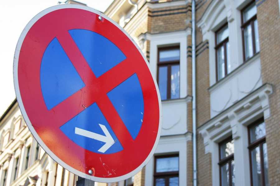 Bei einem vorübergehenden Parkverbot darf erst volle drei Tage nach dem Aufstellen der Schilder abgeschleppt werden. (Foto: Gabriele myimmo/Pixabay)