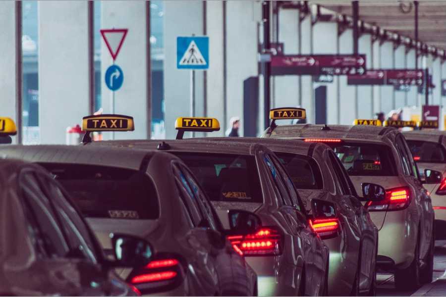 Der Zoll hat mit einem Großeinsatz am Flughafen Berlin Brandenburg die Taxi- und Mietwagenbranche überprüft. (Symbolfoto: wal_172619/pixabay)