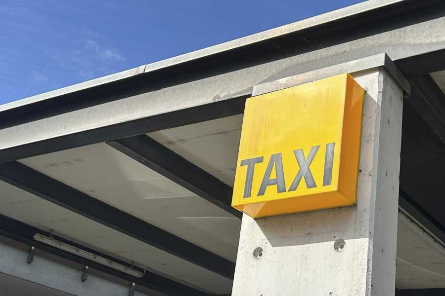 Für die öffentlichen Taxi-Standplätze am Bahnhof Wil gelten ab Anfang 2027 neu vergebene Bewilligungen. | Foto: Stadt Wil
