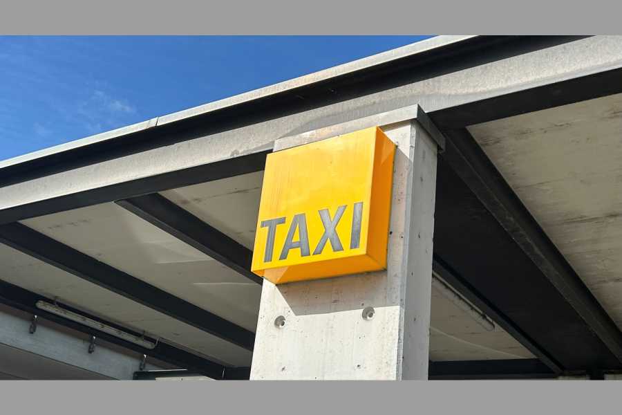 Für die öffentlichen Taxi-Standplätze am Bahnhof Wil gelten ab Anfang 2027 neu vergebene Bewilligungen. | Foto: Stadt Wil