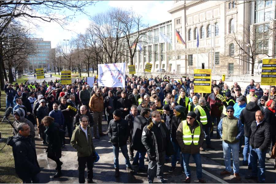 Mehrere hundert Teilnehmer aus ganz Bayern sowie Abordnungen aus anderen Bundesländern waren zur Demonstration vor der Staatskanzlei gekommen. (Foto: Dietmar Fund)