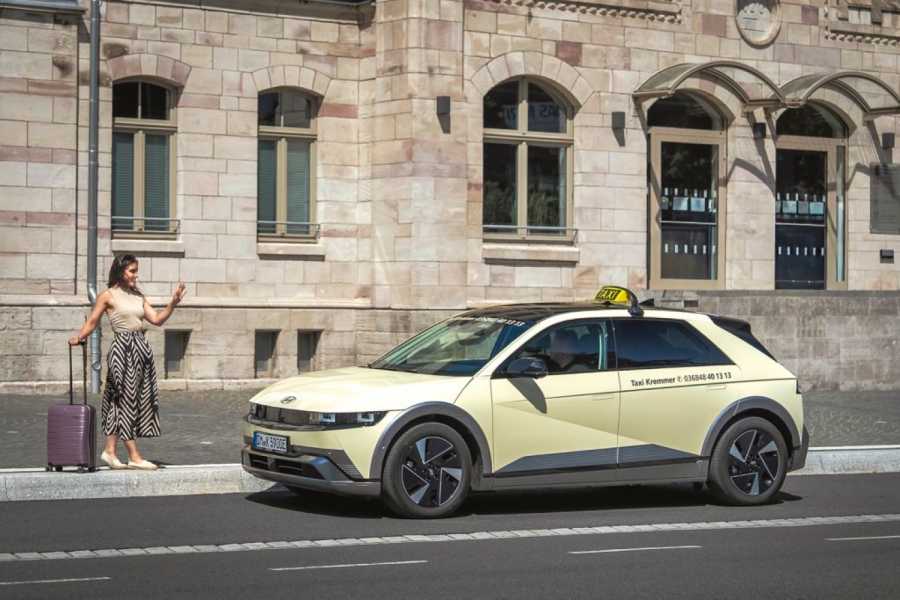 Taksi paketine dahil olanlar arasında açık fildişi rengi folyo kaplama ve gerekli taksi teknolojisi için ön donanımlar da yer almaktadır. | Fotoğraf: Hyundai Motor Deutschland