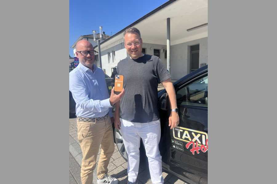 soldan sağa: Arnoud de Niet (Kurucu ve CEO, Taxibooker) ve Dirk Holl (Yönetim Kurulu Üyesi, Holl AG) Gaggenau tren istasyonunda bir taksinin yanında. | Fotoğraf: Taxi Holl