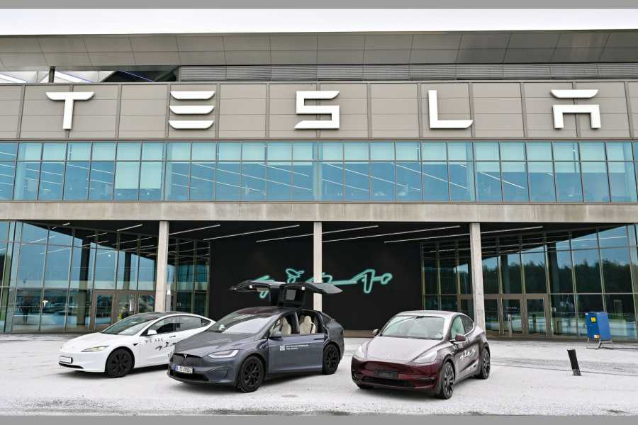 Tesla-Modelle stehen vor dem Werk in Grünheide.| Foto: Patrick Pleul, dpa