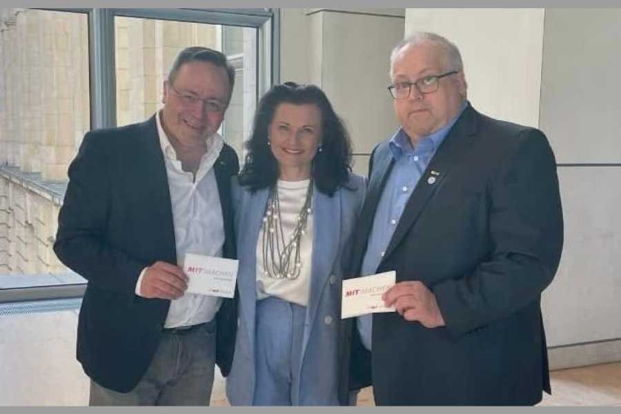 Die Rolle Connemanns als Bundesvorsitzende der Mittelstands- und Wirtschaftsunion (MIT) scheint dem Verband Vertrauen zu geben - Patrick Meinhardt (li.) und Thomas Kroker (re.) gratulieren Frau Connemann.| Foto: TMV