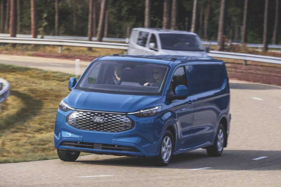 Stellt den Selbstzünder in den Schatten: Der E-Custom lässt dem Diesel in Sachen Performance, Geräusch und Effizienz keine Chance. (Foto: Ford)
