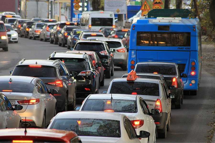 Treibhausgasausstoß auf niedrigstem Stand seit 1990 – den größten Anteil macht jedoch weiterhin der Verkehrsbereich aus. (Foto: aled7/pixabay)