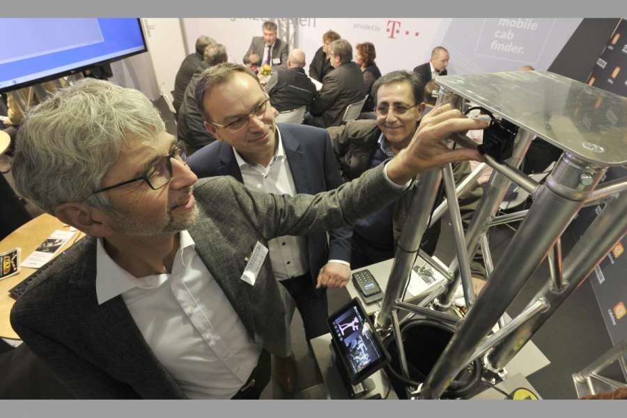 Stefan Straub führte die Kamera der Hannoveraner auf der Taximesse in Köln vor. (Foto: Werner Kuhnle)