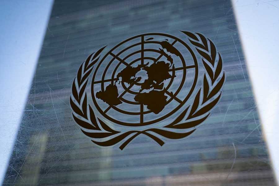 Das Logo der Vereinten Nationen am UN-Hauptquartier. Die Mehrheit der Menschen wünscht sich mehr Klima Engagement von ihren Regierungen. (Foto: John Minchillo/AP/dpa)