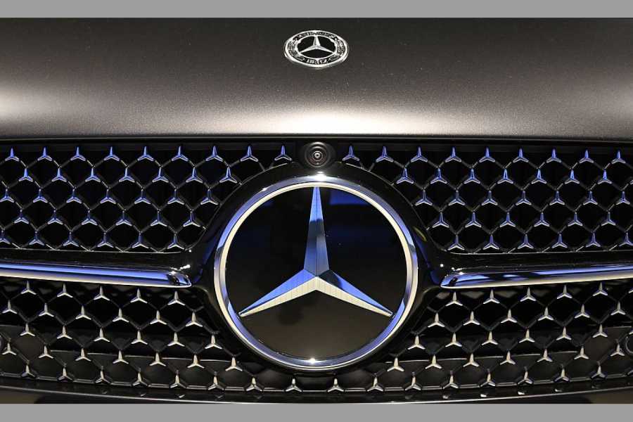 Stuttgart: Ein Logo des Autzomobilherstellers Mercedes-Benz ist an der Front eines Mercedes-Benz CLE Coupes angebracht. (Foto: Bernd Weißbrod/dpa)