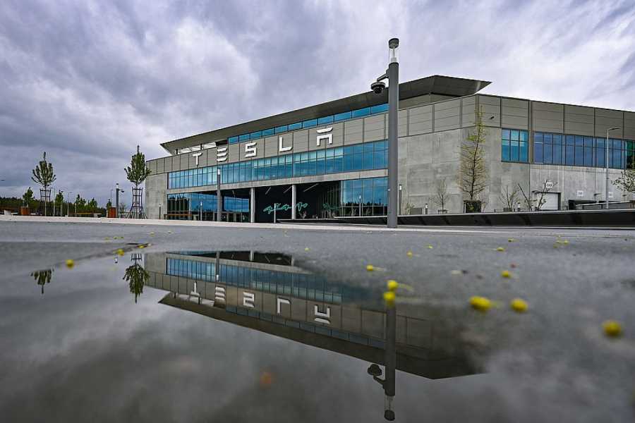 Dunkle Wolken ziehen über das Werk der Tesla-Autofabrik. Der angekündigte Personalabbau bei Tesla trifft auch das einzige europäische Werk bei Berlin. Details bleiben unklar. Es sollen aber weit weniger als 3000 Stellen betroffen sein. (Foto: Patrick Pleul/dpa)