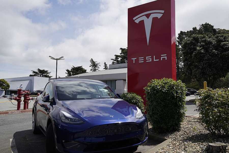 San Mateo: Ein Fahrzeug stehen vor einem Tesla-Autohandel in San Mateo, Kalifornien. Tesla will wegen schwacher Verkäufe weltweit mehr als jede zehnte Stelle im Unternehmen streichen. Das geht aus einer internen Mail von Tesla-Chef Musk hervor. (Foto: Li Jianguo/XinHua/dpa) 