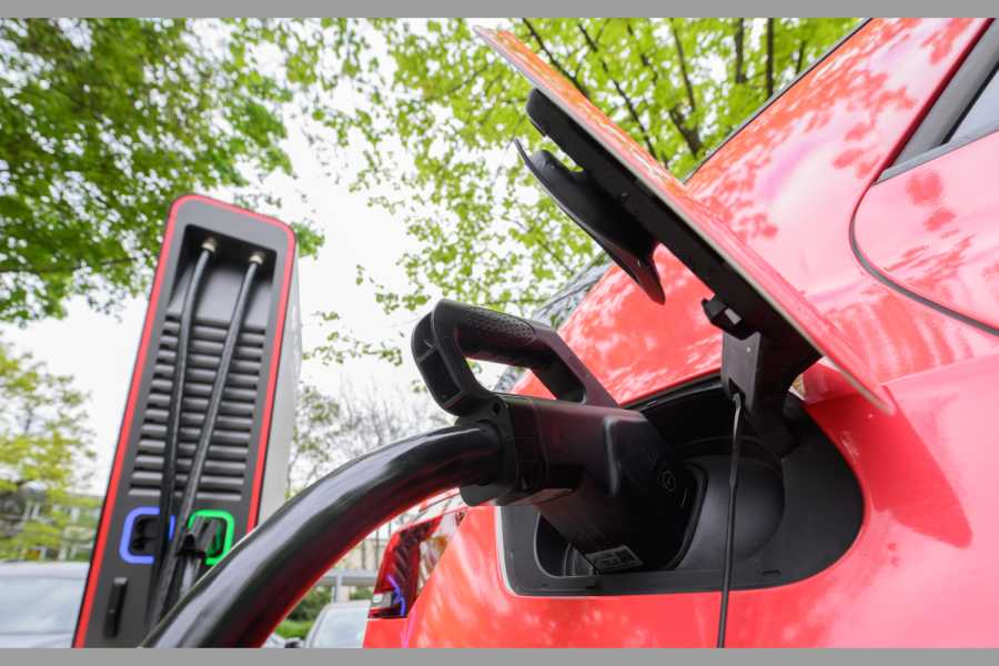 Bei Elektroautos beträgt der durchschnittliche Rabatt aktuell 12,7 Prozent auf den Listenpreis. (Foto: Julian Stratenschulte/dpa)