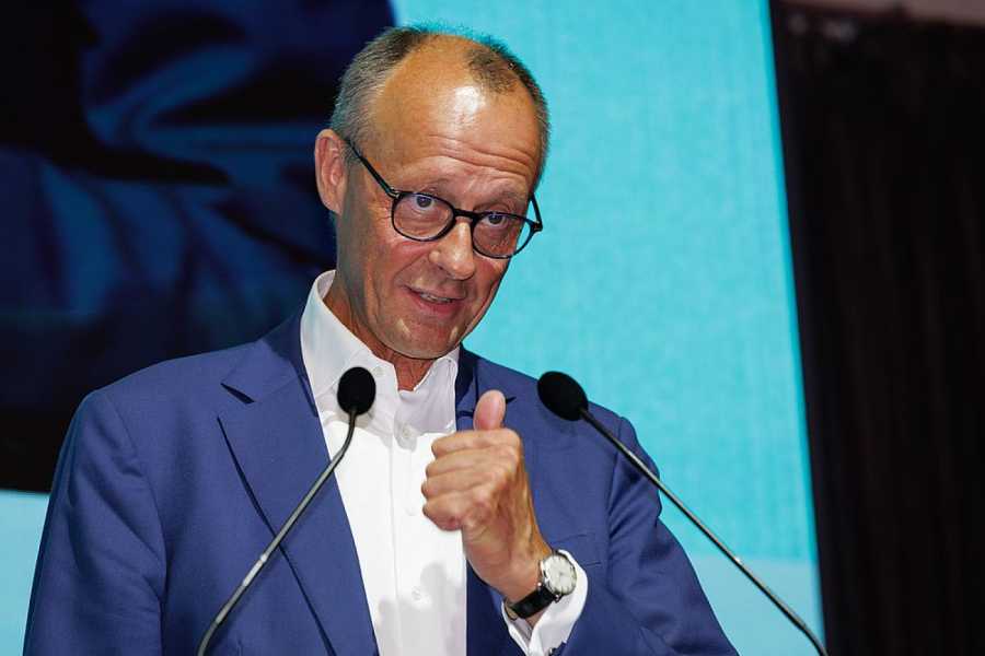 Der CDU-Vorsitzende Friedrich Merz spricht bei der Nominierungsversammlung der CDU Osnabrück und des Wahlkreises Mittelems im Alando Ballhaus. Der Politiker sagte zu den Plänen von VW, Deutschland sei nicht wettbewerbsfähig genug. (Foto: Friso Gentsch/dpa)