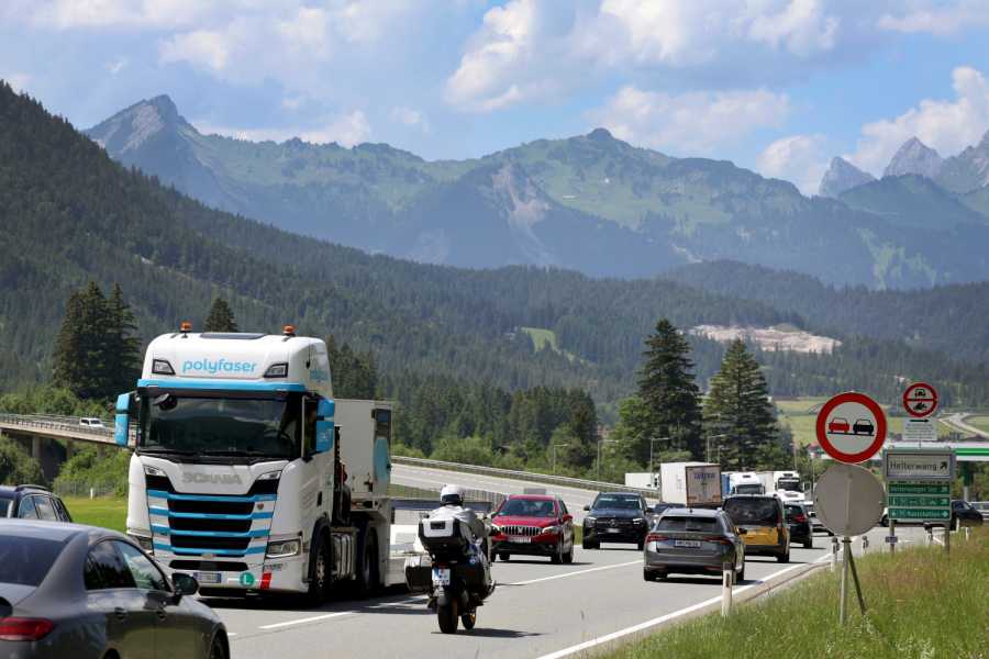 Heiterwang: Dichter Verkehr auf der Fernpassstraße (B 179) – ein tägliches Bild. (Foto: Karl-Josef Hildenbrand/dpa)