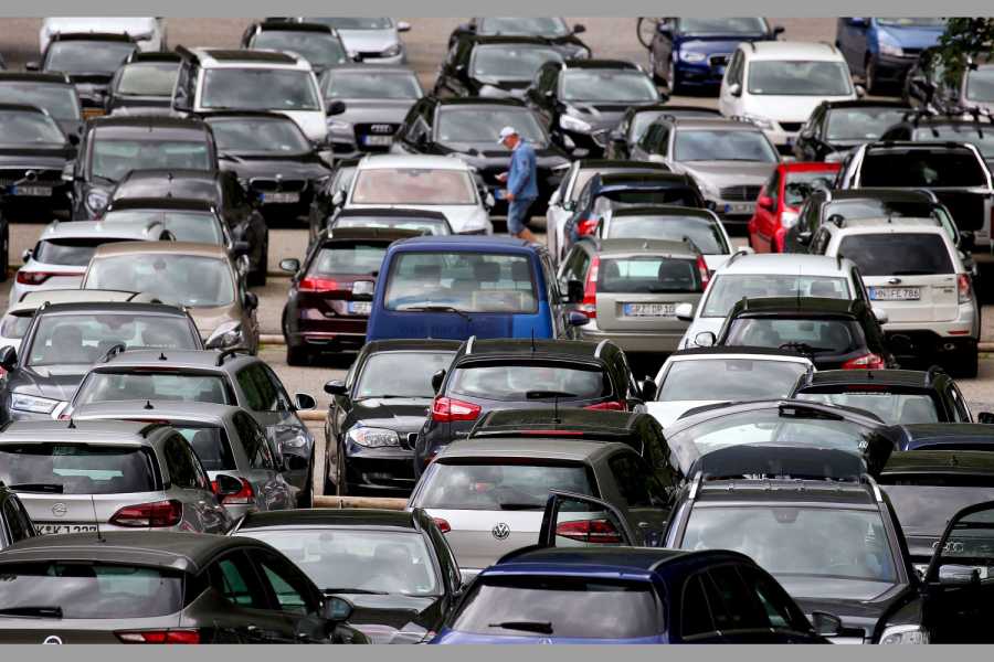 Viele Dienstwägen - bei 70,7 Prozent der Neuzulassungen handelte es sich um gewerblich genutzte Autos.| Foto: dpa-Karl-Josef Hildenbrand