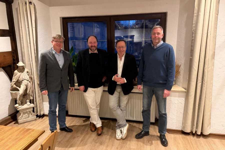 Der Vorstand des VSPV Jörg Füchtenschnieder (li.) und der zweite Vorsitzende Rainer Nee (re.) freuen sich mit dem VSPV-Geschäftsführer Sascha Waltemate (2er v. li.) über die Expertise des neuen Leiters des VSPV-Hauptstadtbüros Patrick Meinhardt.| Foto: VSPV