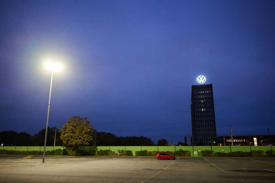 Hell-Dunkel-Kontrast in Wolfsburg: Auch weil die E-Autos so erfreulich boomen, sinkt bei VW die Marge. | Foto: dpa/Julian Stratenschulte