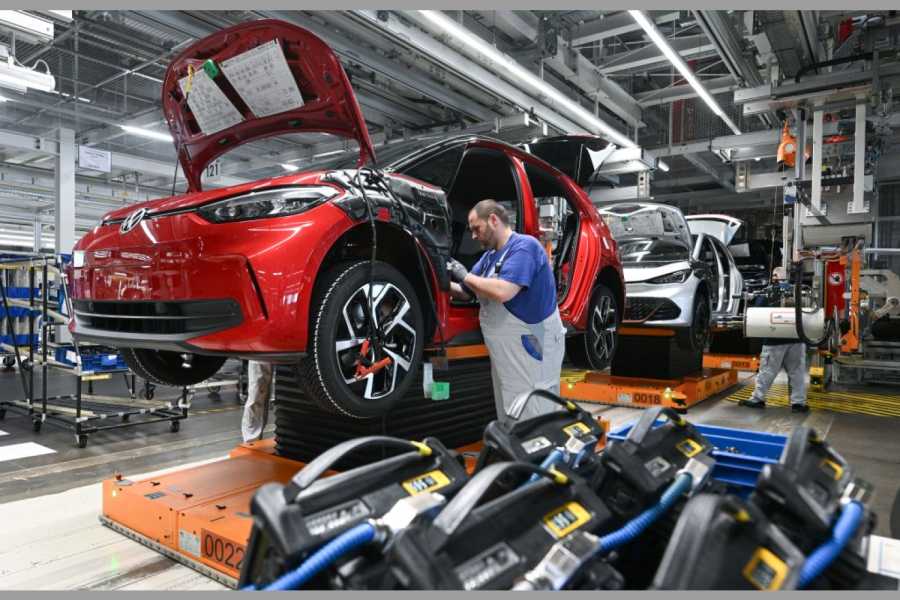 Ein ID.3 läuft auf einer Montagelinie im Werk von Volkswagen in Zwickau. In den sächsischen VW-Werken Zwickau und Dresden standen vergangene Woche die Bänder still. Grund ist die schwache Nachfrage nach E-Autos aus dem Hause Volkswagen. Mit Beginn dieser Woche ist die Produktion wieder angelaufen. | Foto: Hendrik Schmidt/dpa 