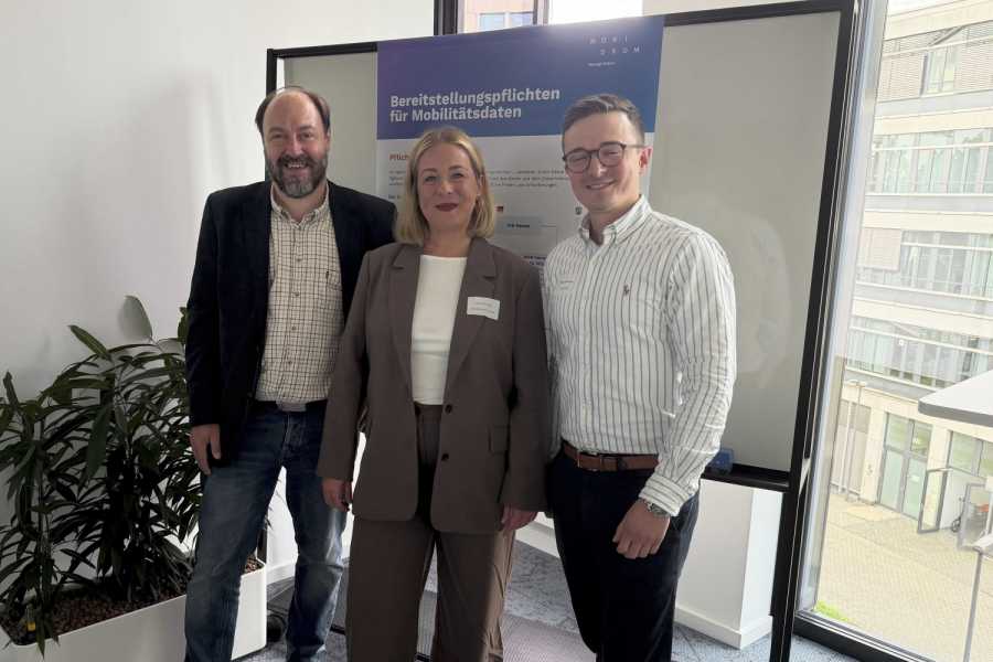 Sascha Waltemate (VSPV), Isabell Frisch (NRW.MOBIDROM GmbH) und Tobias Schiestel (MUNV NRW) beim Tag der offenen Tür des MOBIDROM (v. l. n. r.).| Foto: VSPV