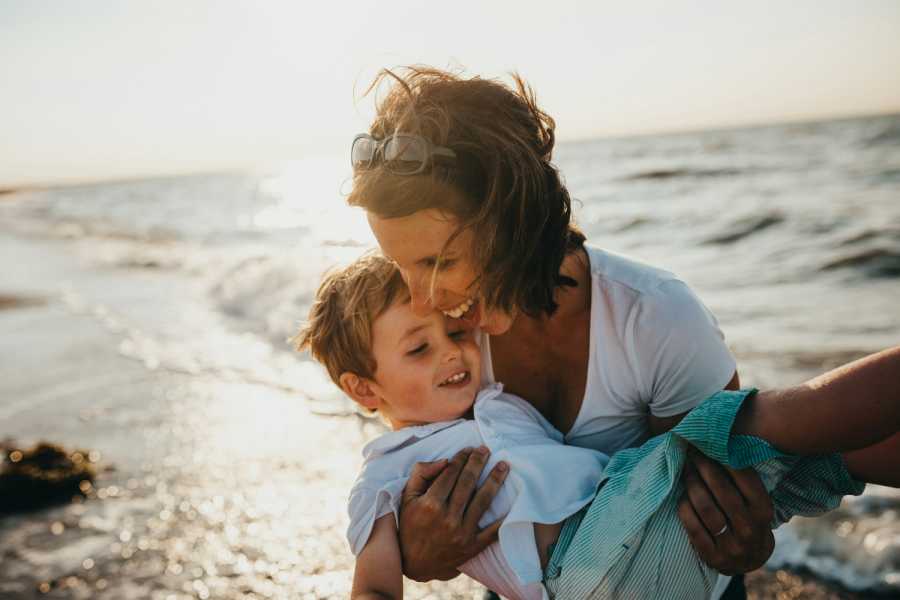 Schwangere Frauen und junge Muttis dürfen ab 2018 auf eigenen Wunsch flexibler eingesetzt werden. (Foto: Xavier Mouton Photographie / Unsplash)