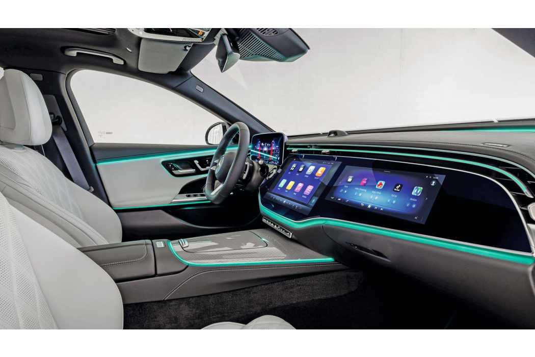 Sieht schön aus und kann unglaublich viel: das Mercedes MBUX-System mit riesen Bildschirm. Aber im Taxi? Bild: Mercedes-Benz AG